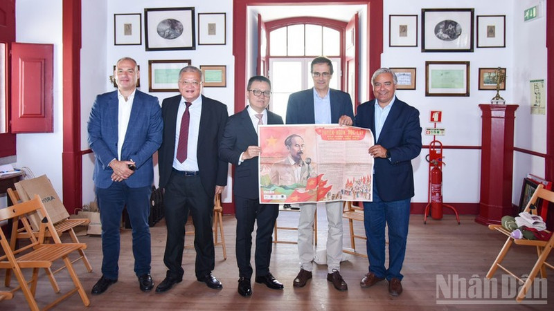 El compañero Le Quoc Minh entrega a dirigentes de Sesimbra el suplemento diseñado por Nhan Dan en ocasión del 80º aniversario del Día Nacional de Vietnam. (Foto: Nhan Dan)