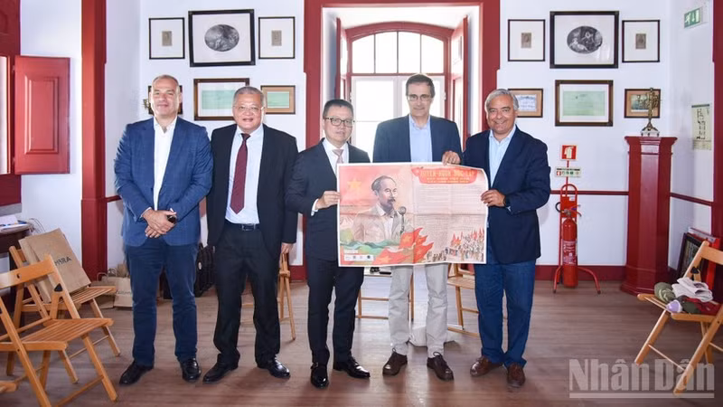 El compañero Le Quoc Minh entrega a dirigentes de Sesimbra el suplemento diseñado por Nhan Dan en ocasión del 80º aniversario del Día Nacional de Vietnam. (Foto: Nhan Dan)