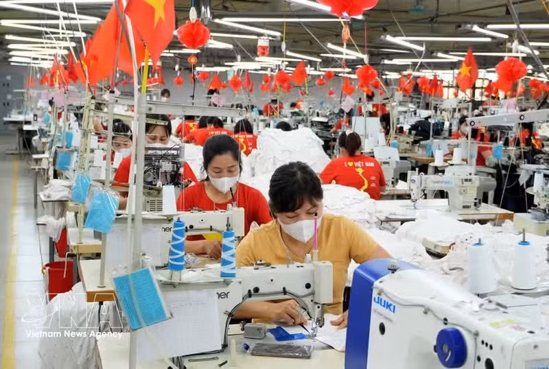 Línea de producción de prendas de vestir para exportación en Bac Ninh. (Foto: VNA)