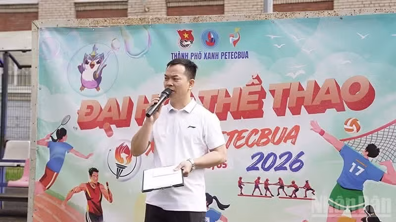 Do Duy Hung, secretario del Comité del Partido de San Petersburgo, habla en la cita.