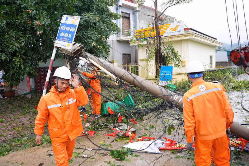 Trabajadores de la EVNNPC en la provincia de Tuyen Quang intentan restablecer el suministro de electricidad en la mañana del 3 de mayo. (Foto: evn.com.vn)
