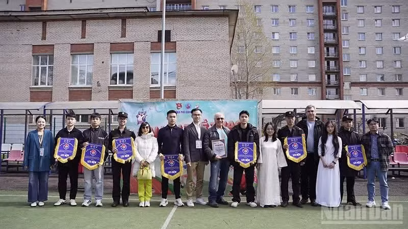 El Comité Organizador y los patrocinadores del evento.
