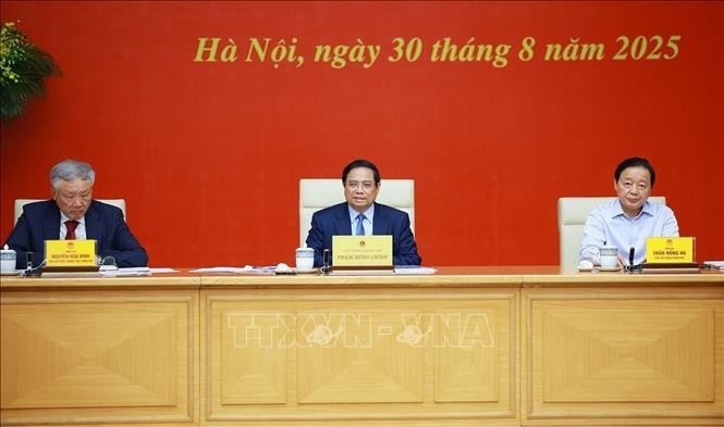 El primer ministro de Vietnam, Pham Minh Chinh, habla en la reunión. (Foto: VNA)