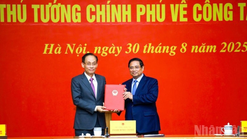 El primer ministro Pham Minh Chinh entrega la decisión de nombramiento al miembro del Secretariado del Comité Central del Partido Comunista de Vietnam y jefe de su Oficina, Le Hoai Trung. (Foto: VNA)