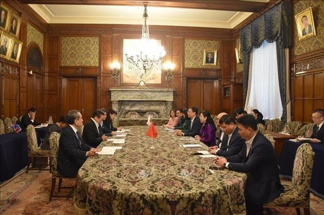 Panorama de la reunión entre Nguyen Thanh Hai, jefa de la Comisión de Asuntos de Diputados de la Asamblea Nacional de Vietnam, y el miembro de la Cámara de Representantes de Japón, Hamada Yasukazu. (Foto: VNA)