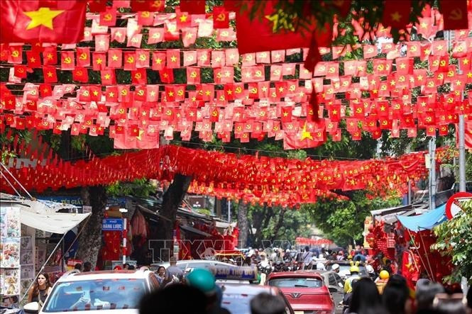 La calle de Hang Ma, en el barrio de Hoan Kiem (Hanói), está cubierta de banderas rojas con estrellas doradas. (Foto: VNA)