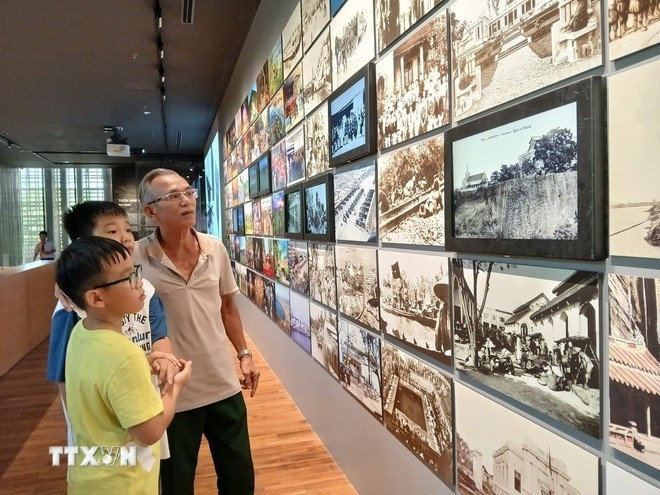 Películas documentales, diapositivas de objetos y documentos históricos digitalizados en el espacio expositivo del Museo de Da Nang. (Foto: VNA)