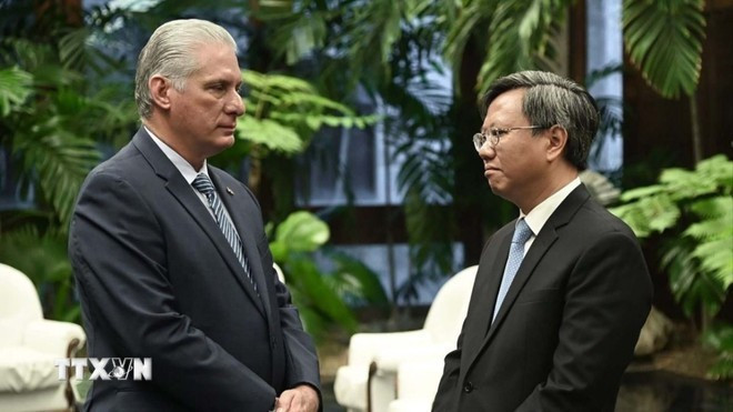 El primer secretario del Comité Central del Partido Comunista de Cuba y presidente de la República, Miguel Díaz-Canel Bermúdez, y el embajador de Vietnam en Cuba, Le Quang Long. (Foto: VNA)
