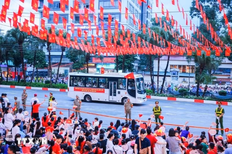 Ciudadanos aguardan la llegada de grupos militares del desfile a la calle de Van Cao. (Foto: VNA)