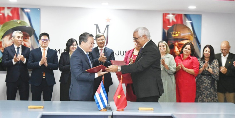 En la ceremonia de firma. (Foto: VNA)