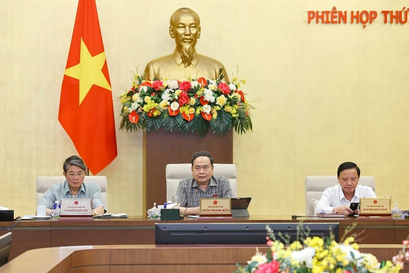 El presidente de la Asamblea Nacional de Vietnam, Tran Thanh Man (centro), interviene en la reunión. (Foto: VNA)