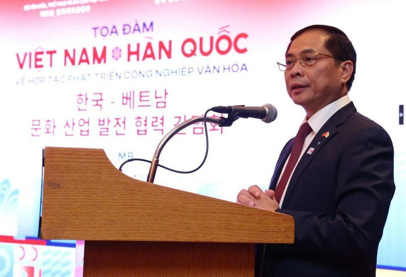 El vice primer ministro y titular de Relaciones Exteriores vietnamita, Bui Thanh Son, habla en el evento. (Foto: VNA)