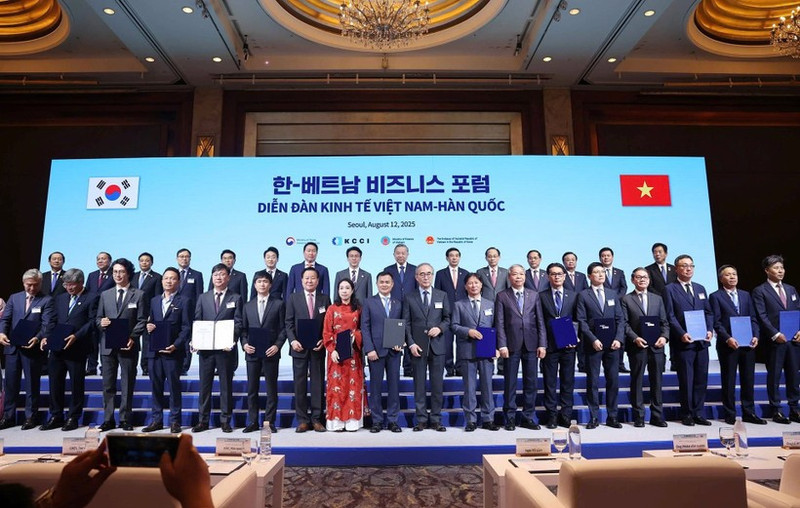 El intercambio de memorandos de entendimiento se enmarca en el Foro Económico Vietnam-Corea del Sur desarrollado el 12 de agosto en Seúl. (Foto: VNA)