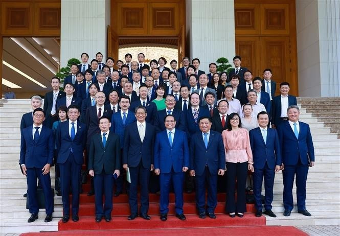El primer ministro de Vietnam, Pham Minh Chinh, y los delegados al coloquio. (Foto: VNA)