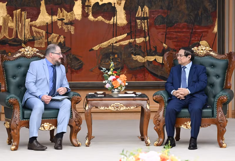 El primer ministro de Vietnam, Pham Minh Chinh (derecha), conversa con el presidente y director ejecutivo de Qualcomm, Cristiano Amon. (Foto: Nhan Dan)
