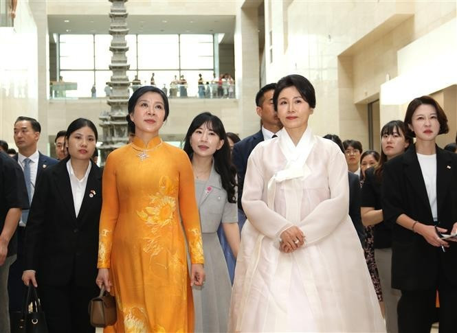 Ngo Phuong Ly (izquierda), esposa del secretario general del Partido Comunista de Vietnam, To Lam, y la primera dama surcoreana, Kim Hye Kyung, visitan el Museo Nacional de Corea. (Foto: VNA)