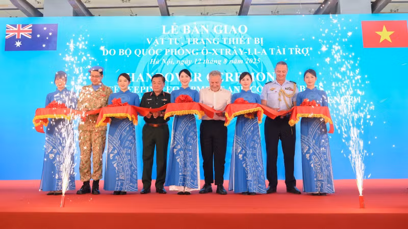 Delegados de los dos países efectúan el corte protocolario de cinta para marcar la entrega del donativo. (Foto: Nhan Dan)