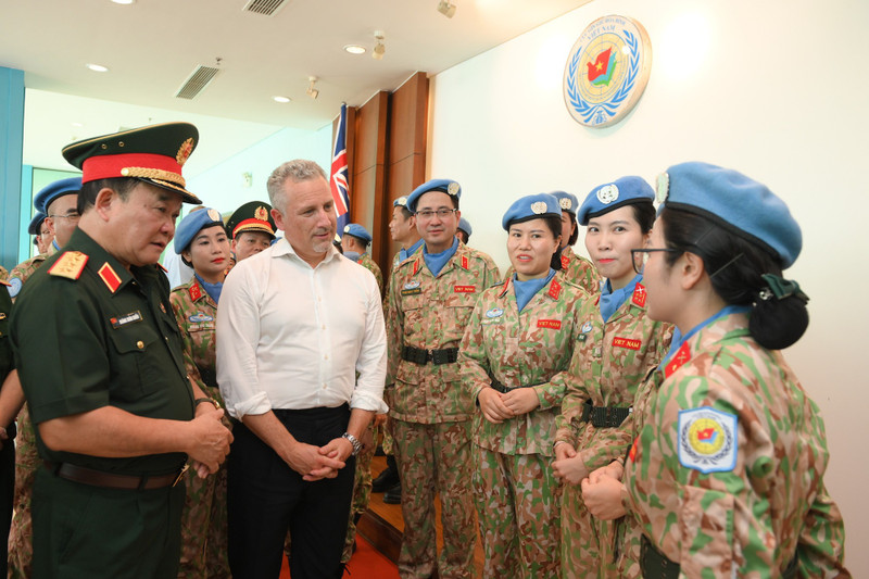 El teniente general Hoang Xuan Chien, viceministro de Defensa de Vietnam, y el subsecretario general de Defensa de Australia, Hugh Jeffrey, conversan con las oficiales de la fuerza de mantenimiento de la paz del país indochino. (Foto: Nhan Dan)