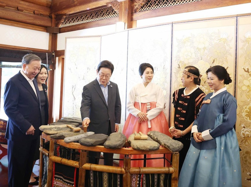 El secretario general del Partido Comunista de Vietnam, To Lam, y su cónyuge, Ngo Phuong Ly, enseñan el xilófono de piedra de Vietnam al presidente de Corea del Sur, Lee Jae Myung, y su esposa, Kim Hae Kyung. (Foto: VNA)