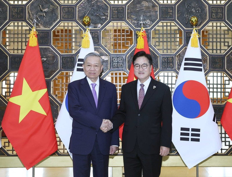El secretario general del Partido Comunista de Vietnam, To Lam (izquierda), y el presidente de la Asamblea Nacional de Corea del Sur, Woo Won-sik. (Foto: VNA)