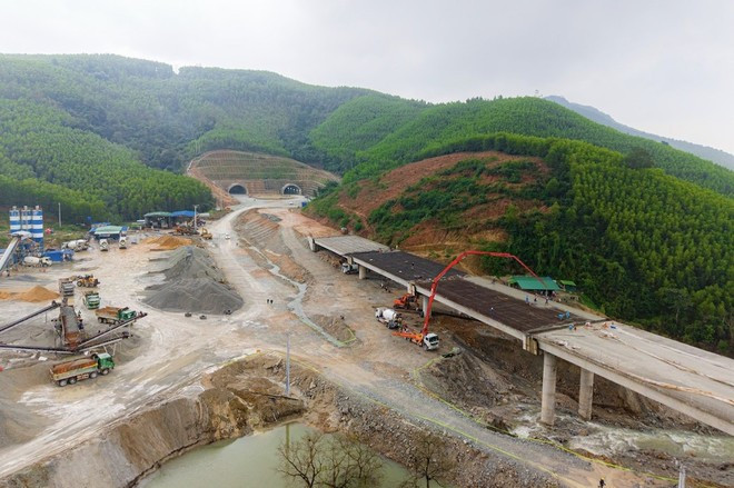 Los contratistas están reforzando el personal, la maquinaria y los equipos para acelerar el progreso de los proyectos clave de transporte. (Fotografía: VNA)