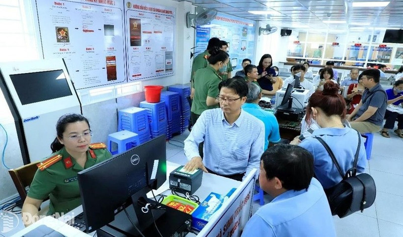 Funcionarios del Departamento de Inmigración enseñan a los extranjeros el proceso de otorgamiento de cuentas de identificación electrónica de nivel 2. (Fotografía: sggp.org.vn)