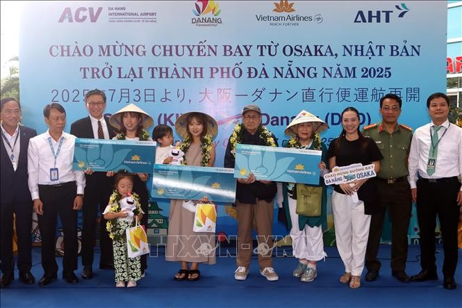 Primeros viajeros procedentes de Osaka tras la reanudación de la ruta directa entre esa urbe japonesa y la ciudad vietnamita de Da Nang. (Fotografía: VNA)