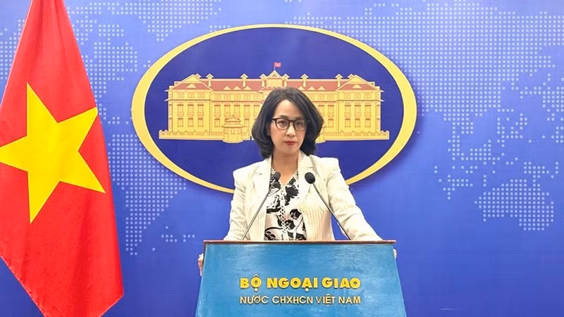 La portavoz del Ministerio de Relaciones Exteriores de Vietnam, Pham Thu Hang, interviene en la rueda de prensa. (Fotografía: Hoa An)
