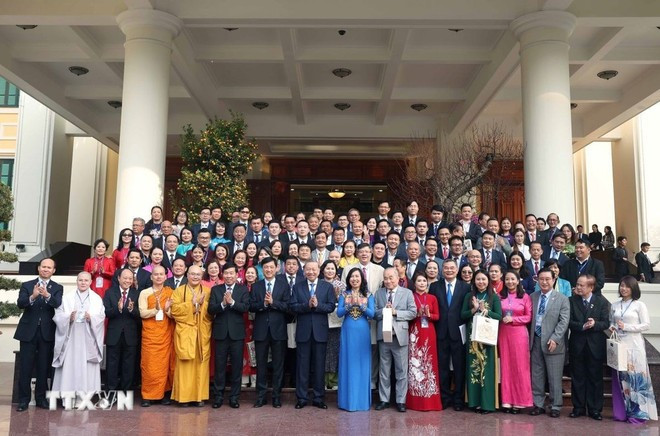 El secretario general del Partido Comunista de Vietnam, To Lam, se toma una foto con destacados residentes connacionales en el extranjero que asisten al programa "Primavera en la Patria" en 2025. (Fotografía: VNA)