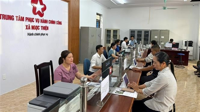La gente realiza trámites administrativos en el Centro de Servicios de Administración Pública de la comuna de Ngoc Thien. (Fotografía: VNA)