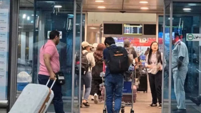 Un grupo de ciudadanos vietnamitas ingresa al aeropuerto de El Cairo (Egipto) para regresar a la tierra natal. (Fotografía: Embajada de Vietnam en Israel)