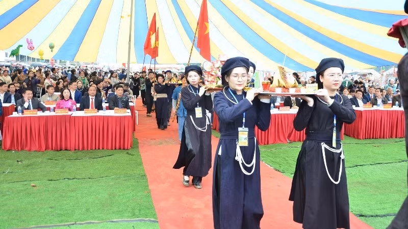 Vista de la procesión de bandejas de ofrendas en la Fiesta de Long Tong 2026 en Ba Be. (Foto: Nhan Dan)
