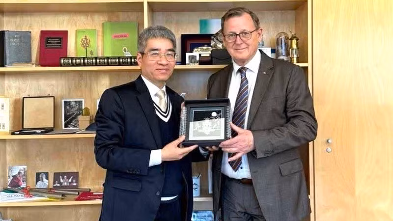 El embajador de Vietnam en Alemania, Nguyen Dac Thanh, y el vicepresidente del Parlamento Federal del país europeo, Bodo Ramelow. (Foto: Embajada de Vietnam en Alemania)