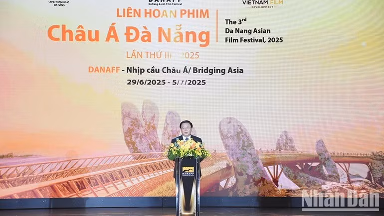 Nguyen Xuan Thang, miembro del Buró Político del Comité Central del Partido Comunista de Vietnam, director de la Academia Nacional de Política Ho Chi Minh y presidente del Consejo Teórico Central, habla en la ceremonia inaugural del Danaff 2025. (Fotografía: Nhan Dan)