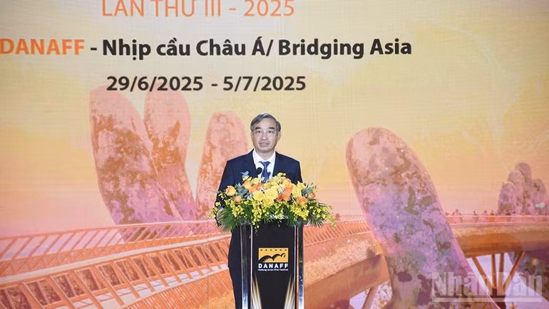 Le Trung Chinh, presidente del Comité Popular de Da Nang, en su intervención. (Fotografía: Nhan Dan)