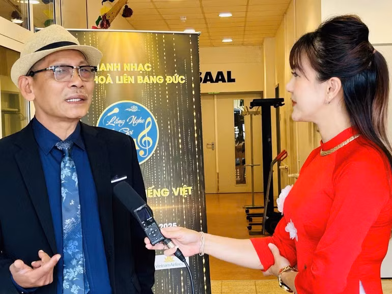 El Artista del Pueblo Duc Long en una entrevista con la Voz de Vietnam. (Fotografía: VOV)