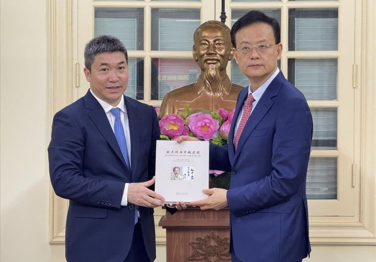 El presidente de la VUFO, Phan Anh Son (izquierda), y Wei Ran, director general de la Oficina de Asuntos Exteriores de la Región Autónoma Zhuang de Guangxi y presidente de la instancia local de la Asociación de Amistad del Pueblo Chino con el Extranjero. (Foto: Nhan Dan)