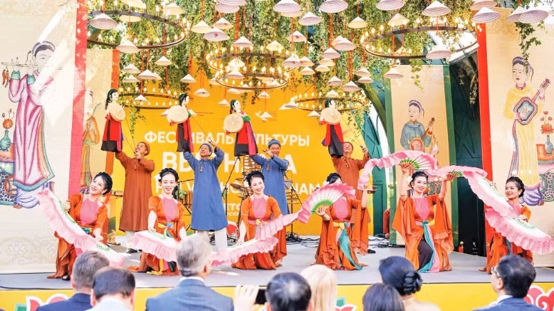 Artistas del Teatro de Marionetas de Vietnam actúan en el Festival de Cultura Vietnamita 2025 en Moscú, la capital de Rusia. (Foto: Teatro de Marionetas de Vietnam)