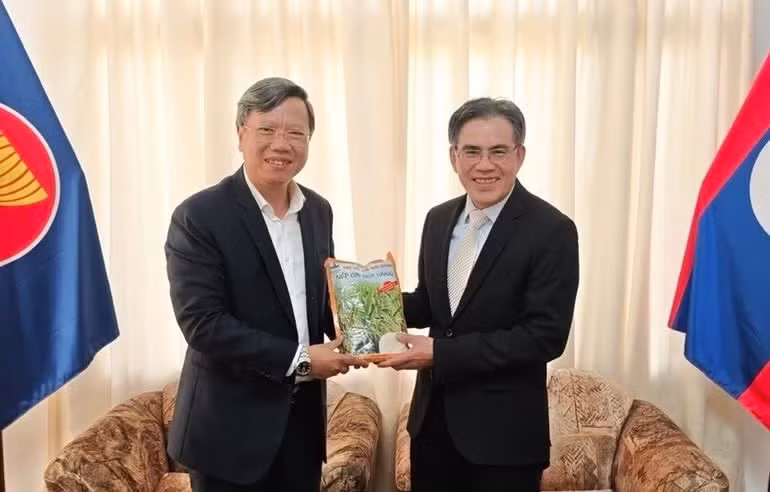 El embajador de Vietnam en Cuba, Le Quang Long (izquierda), y su par laosiano, Vanhtha Sengmeuang. (Foto: Nhan Dan)