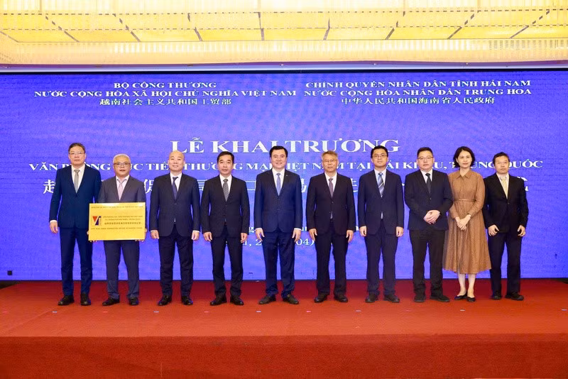 Delegados al acto inaugural de la Oficina de Promoción Comercial de Vietnam en la ciudad de Haikou. (Foto: Vietrade/congthuong.vn)