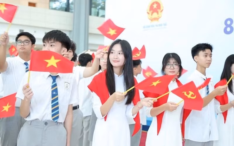 Estudiantes en la ceremonia de apertura del curso escolar 2025-2026. (Foto: phunuvietnam.vn)