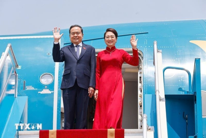 El presidente de la Asamblea Nacional de Vietnam, Tran Thanh Man, y su esposa viajan a Malasia. (Foto: VNA)