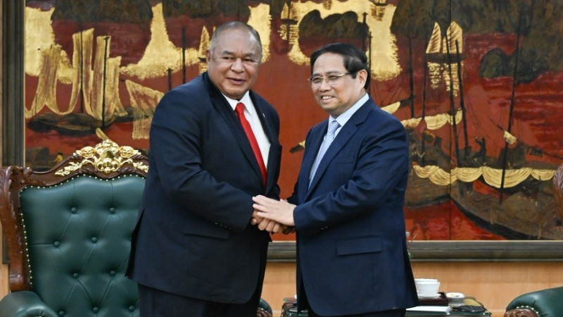 El primer ministro de Vietnam, Pham Minh Chinh, y el ministro de Relaciones Exteriores y Cooperación de Timor Oriental, Bendito dos Santos Freitas. (Foto: Nhan Dan)