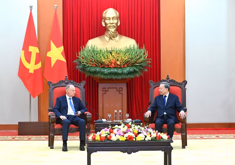 El secretario general del PCV, To Lam, conversa con Nikolai Patrushev, asistente del presidente ruso y jefe del Consejo Marítimo de la Federación de Rusia. (Foto: Nhan Dan)