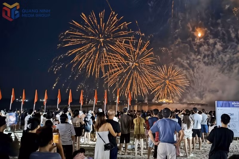 Una de las atracciones más populares son los impresionantes espectáculos de fuegos artificiales que iluminan las noches de los martes, jueves y sábados. (Foto: VNA)