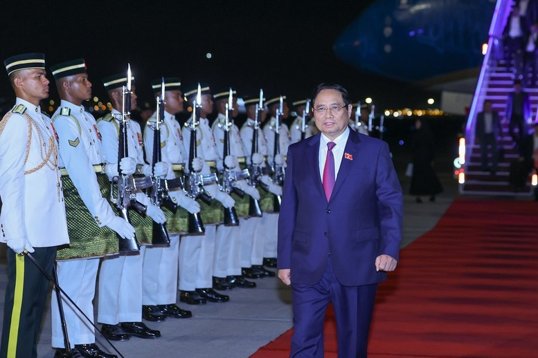 El primer ministro de Vietnam, Pham Minh Chinh, llega a Kuala Lumpur para asistir a la 47ª Cumbre de la Asean. (Foto: VGP)