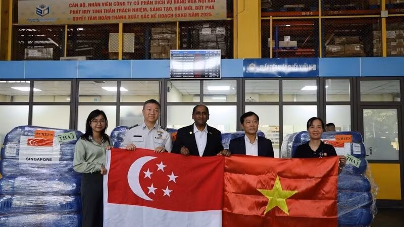 Representantes del Ministerio de Agricultura y Medio Ambiente de Vietnam reciben el envío de ayuda en el Aeropuerto Internacional de Noi Bai. (Foto: congthuong.vn)