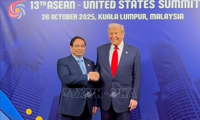 El primer ministro de Vietnam, Pham Minh Chinh, y el presidente de Estados Unidos, Donald Trump, se reúnen al margen de la 13ª Cumbre Asean – Estados Unidos. (Foto: VNA)