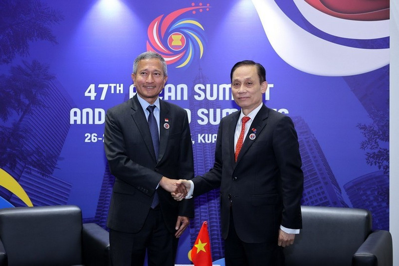 El ministro de Relaciones Exteriores de Vietnam, Le Hoai Trung (derecha), y su homólogo singapurense, Vivian Balakrishnan. (Foto: Ministerio de Relaciones Exteriores de Vietnam)
