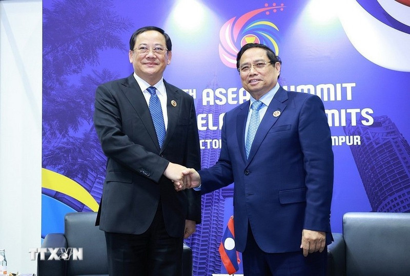 Encuentro entre el primer ministro de Vietnam, Pham Minh Chinh (derecha), y su homólogo laosiano, Sonexay Siphandone. (Foto: VNA)